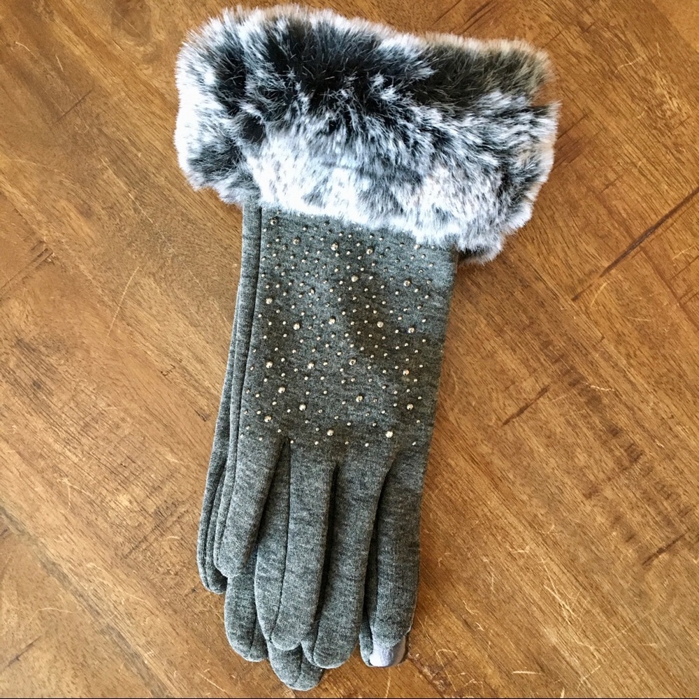 NWT Gray Faux Fur Trim Touchscreen Gloves